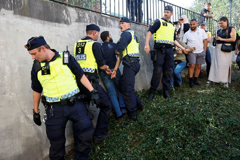 &copy; Reuters. رجال شرطة يتدخلون عقب رد فعل أشخاص على حرق نسخة من المصحف خارج مسجد في العاصمة السويدية ستوكهولم يوم 28 يونيو حزيران 2023. صورة لرويترز من وكالة