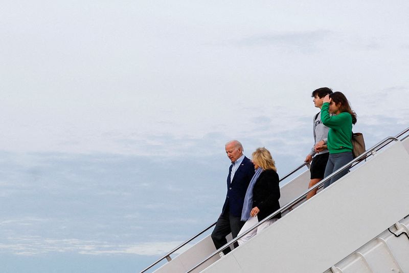 &copy; Reuters. FILE PHOTO: U.S. President Joe Biden, first lady Jill Biden and grandchildren Natalie Biden and Robert Hunter Biden disembark Air Force One following their holiday visit to St. Croix, U.S. Virgin Islands, as they arrive at Joint Base Andrews, Maryland, U.