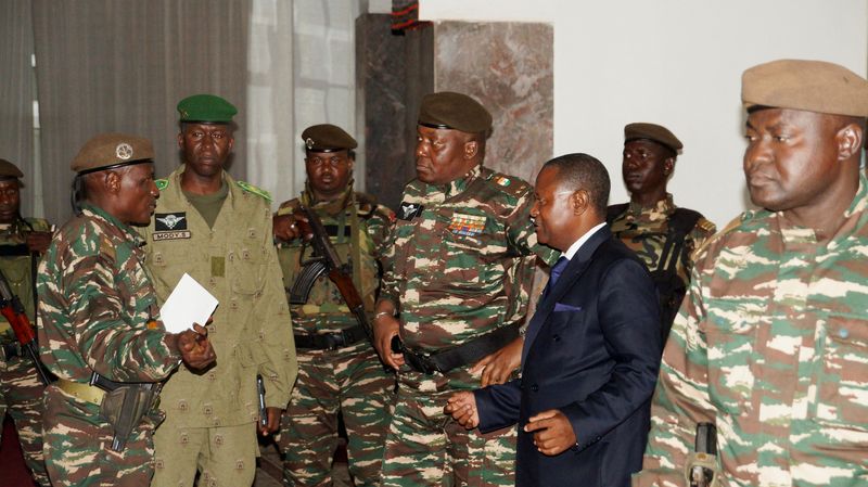 © Reuters. General Abdourahmane Tiani, who was declared as the new head of state of Niger by leaders of a coup, arrives to meet with ministers in Niamey, Niger July 28, 2023. REUTERS/Balima Boureima 