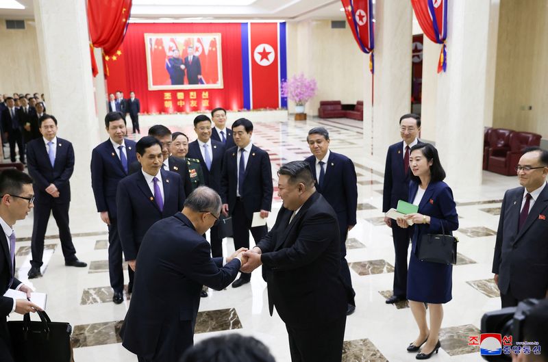 &copy; Reuters. Líder norte-coreano, Kim Jong Un, cumprimenta Li Hongzhong, membro do Politburo do Partido Comunista Chinês, em Pyongyang
28/07/2023
KCNA via REUTERS