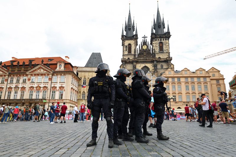 &copy; Reuters. 　女子テニスのプラハＯＰの主催者は２８日、ロシア出身選手の入国をチェコ警察が拒否したことを明らかにした。写真はチェコの警察官たち。プラハで６月撮影（２０２３年　ロイター）