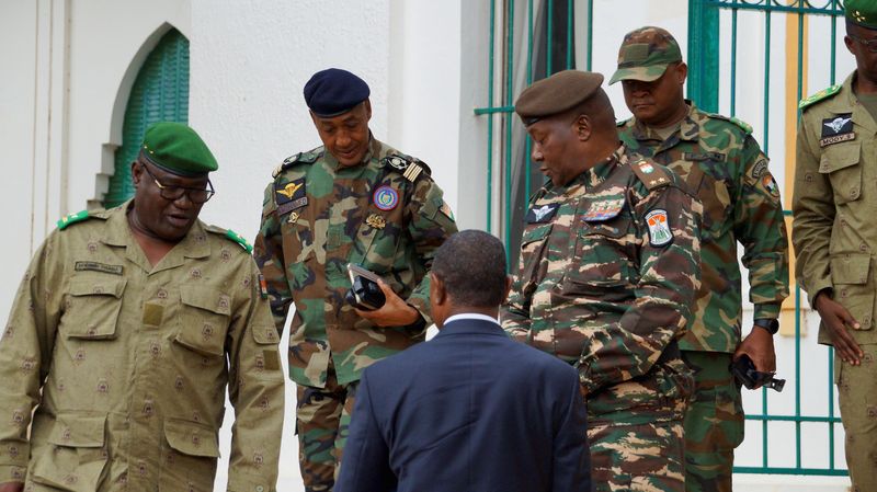 © Reuters. Le général Abdourahmane Tiani, qui a été déclaré nouveau chef de l'État du Niger par les chefs d'un coup d'État, arrive pour rencontrer des ministres à Niamey, au Niger. /Photo prise le 28 juillet 2023/REUTERS/Balima Boureima
