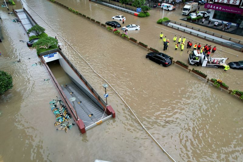 © Reuters. منظر من الجو يظهر وقوع فيضانات عقب هطول أمطار غزيرة على إقليم فوجيان الصيني يوم السبت بسبب هبوب الإعصار دوكسوري . صورة لرويترز يحظر استخدامها داخل الصين . 