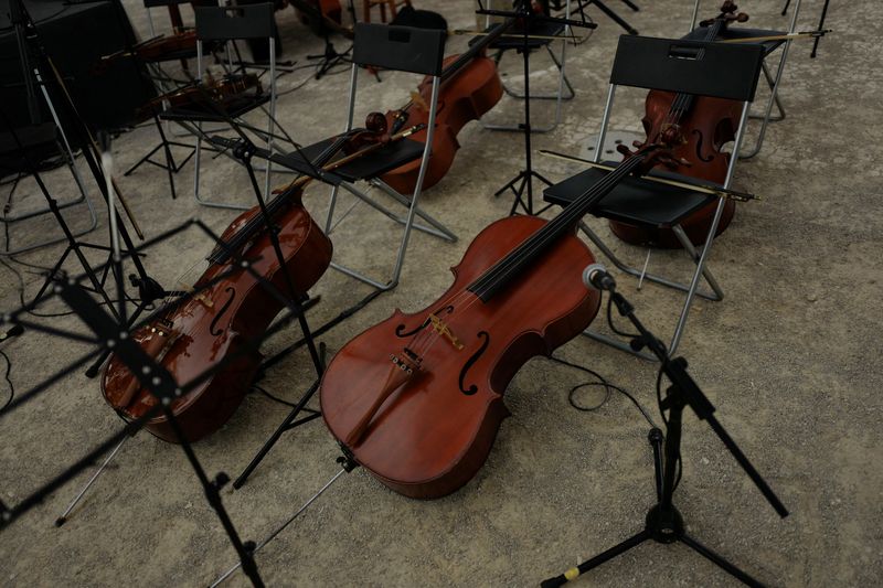 &copy; Reuters. منظر عام لآلات التشيلو مع الاستعدادت لحفلة موسيقية في لشبونة يوم 27 يوليو تموز 2023. تصوير: بيدرو نونيس - رويترز.