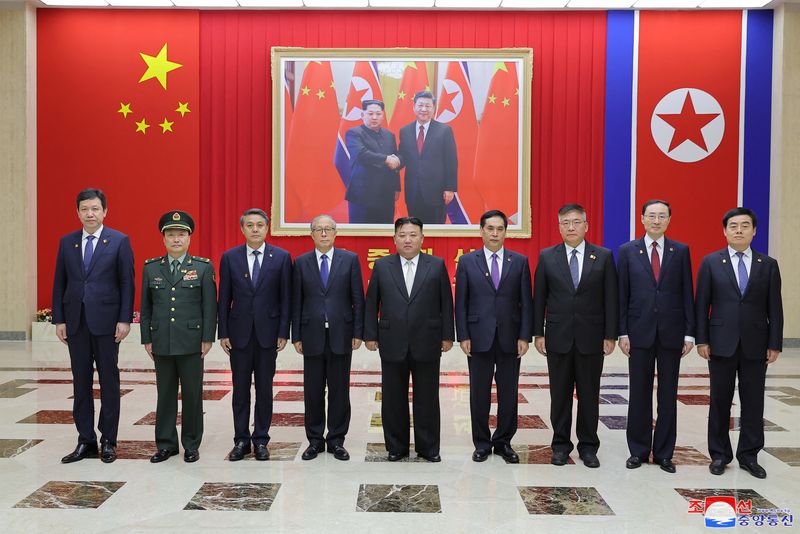 &copy; Reuters. FOTO DE ARCHIVO: El líder norcoreano Kim Jong Un y el miembro del politburó del Partido Comunista Chino Li Hongzhong posan mientras se reúnen en Pionyang, Corea del Norte. 28 de julio, 2023, en esta imagen difundida por la Agencia Central de Noticias d