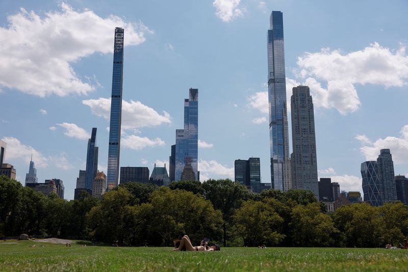 © Reuters. A person sunbathes during a heat wave in Manhattan's Central Park, in New York City, U.S., July 28, 2023. REUTERS/Amr Alfiky