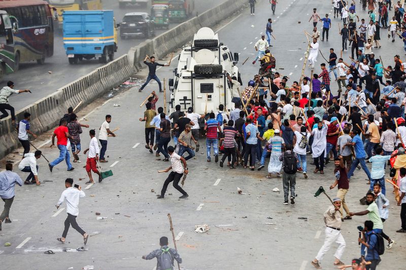 &copy; Reuters. أنصار الحزب الوطني البنجلاديشي يهاجمون سيارات مسلحة تابعة للشرطة في منطقة شونير خلال اعتصامهم على نقاط الدخول الرئيسية للعاصمة داكا في بنج