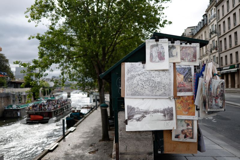 &copy; Reuters. منظر عام لكشك لبيع الكتب على ضفاف نهر السين في باريس في فرنسا يوم السبت. تصوير: بينوا تيسييه - رويترز.