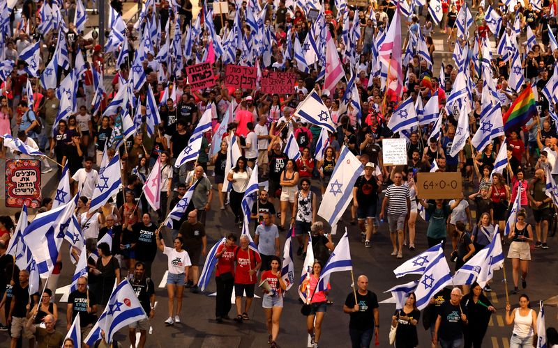 &copy; Reuters. متظاهرون يشاركون خلال احتجاج ضد رئيس الوزراء الإسرائيلي بنيامين نتنياهو والإصلاح القضائي لحكومته الائتلافية الوطنية في تل أبيب يوم السبت. 
