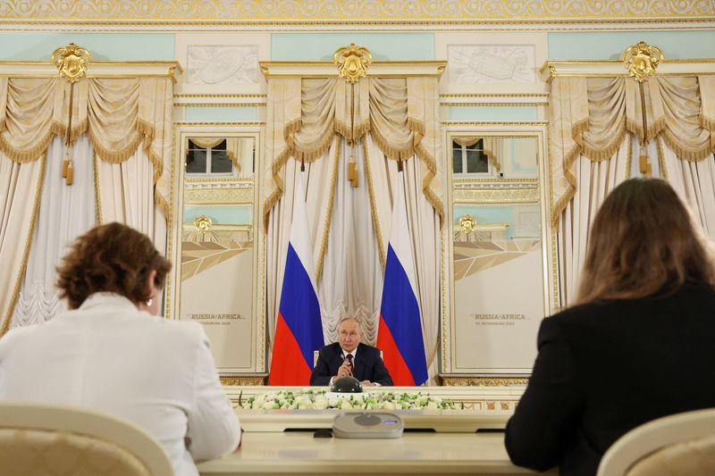 © Reuters. الرئيس الروسي فلاديمير بوتين خلال مؤتمر صحفي غداة قمة روسية أفريقية في سان بطرسبرج يوم السبت. صورة لرويترز من وكالة تاس الروسية للأنباء.

