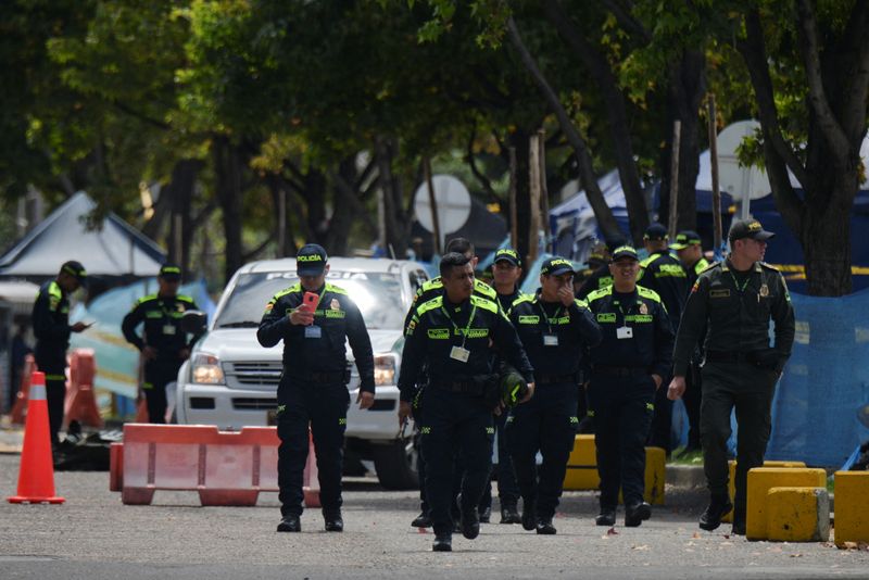 © Reuters. Police officers walk outside the attorney general's office on the day Nicolas Petro, son of Colombia's President Gustavo Petro, was arrested as part of an investigation into money laundering and illicit enrichment, in Bogota, Colombia, July 29, 2023. REUTERS/Vannessa Jimenez