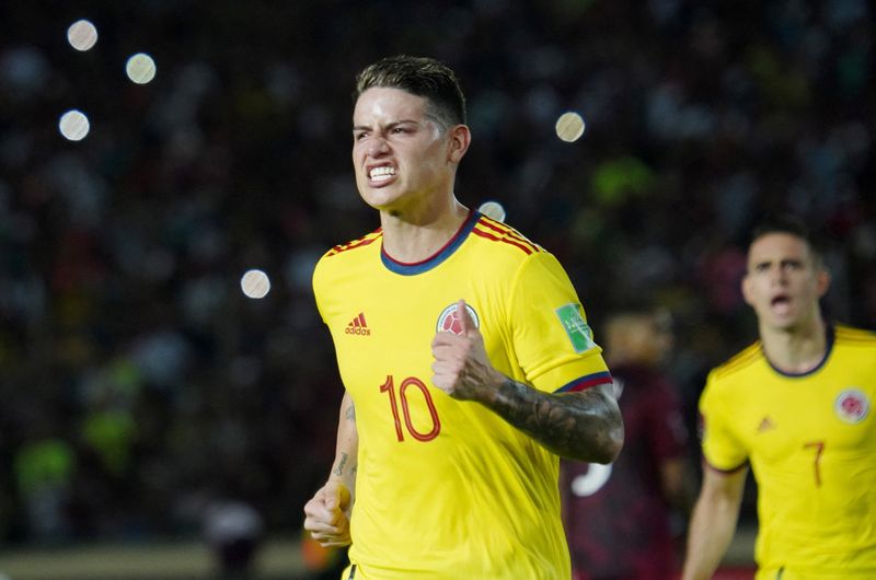 &copy; Reuters. FOTO DE ARCHIVO: El mediocampista colombiano James Rodríguez celebra luego de anotar el primer gol de su equipo ante Venezuela por las Eliminatorias Sudamericanas a la Copa Mundial de Qatar 2022 en el Estadio Cachamay de Ciudad Guayana, Venezuela. 29 de 