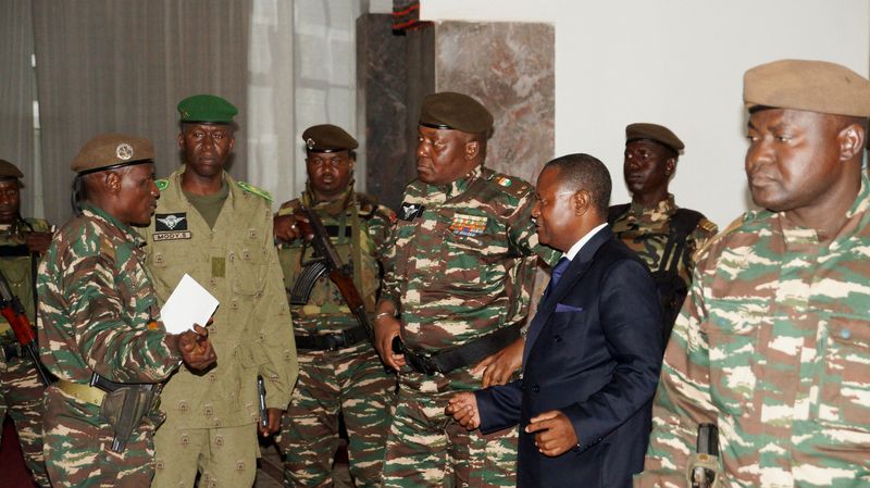 &copy; Reuters. الجنرال عبد الرحمن تياني، الذي أعلنه قادة الانقلاب في النيجر رئيسا جديدا للبلاد، لدى وصوله للقاء وزراء في نيامي يوم 28 يوليو تموز 2023. صورة لر