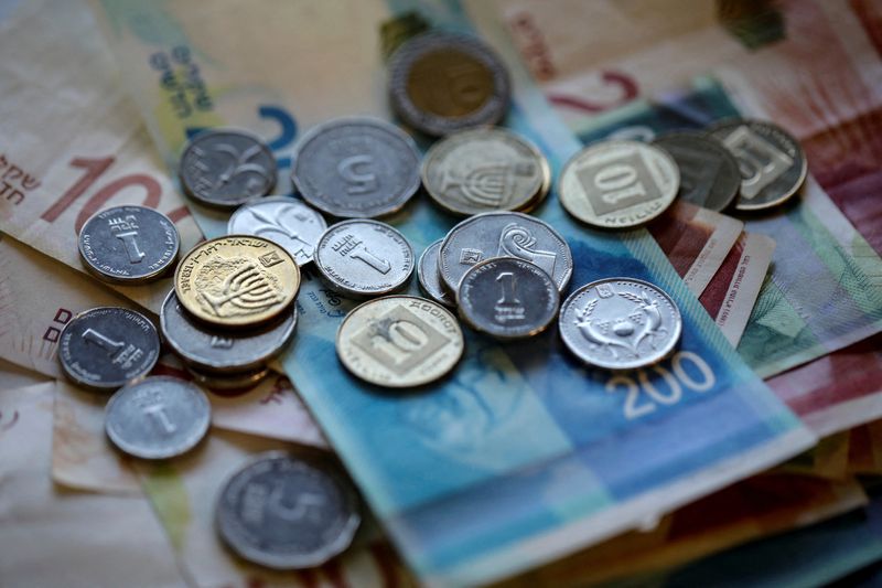 &copy; Reuters. FILE PHOTO: New Israeli Shekel banknotes and coins are seen in this picture illustration taken November 9, 2021. REUTERS/Nir Elias/Illustration//File Photo