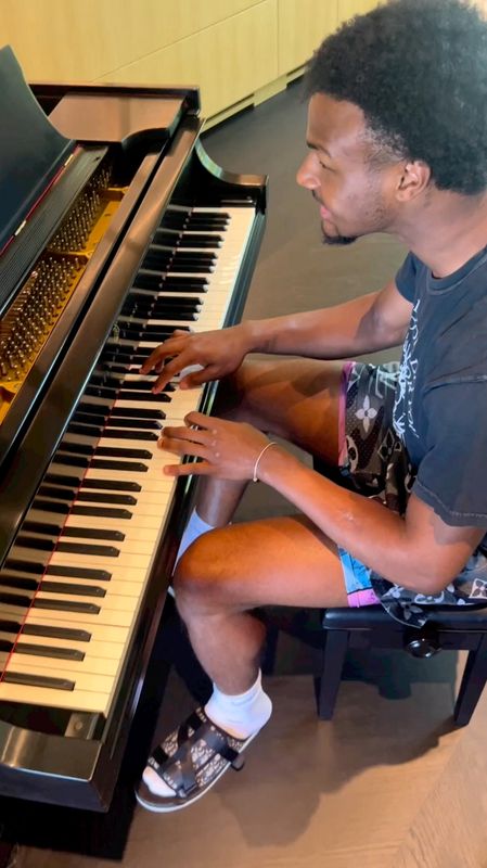 &copy; Reuters. بروني جيمس نجل لاعب كرة السلة ليبرون جيمس يعزف على البيانو في صورة ثابتة مأخوذة من مقطع فيديو نشر علي وسائل التواصل الاجتماعي يوم السبت. صور