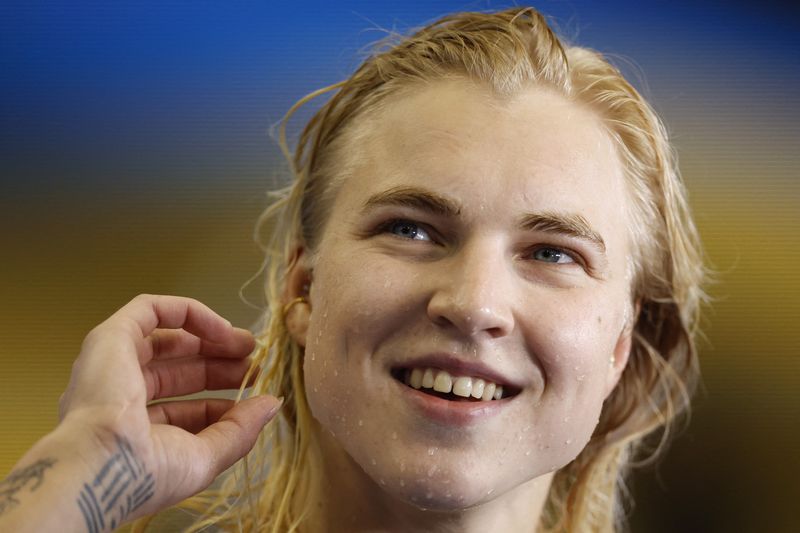 &copy; Reuters. الليتوانية روتا ميلوتيت تحتفل عقب فوزها في سباق 50 متر ببطولة العالم للسباحة بمدينة فوكوكا باليابان يوم الأحد. تصوير: إيسي كاتو -رويترز.
