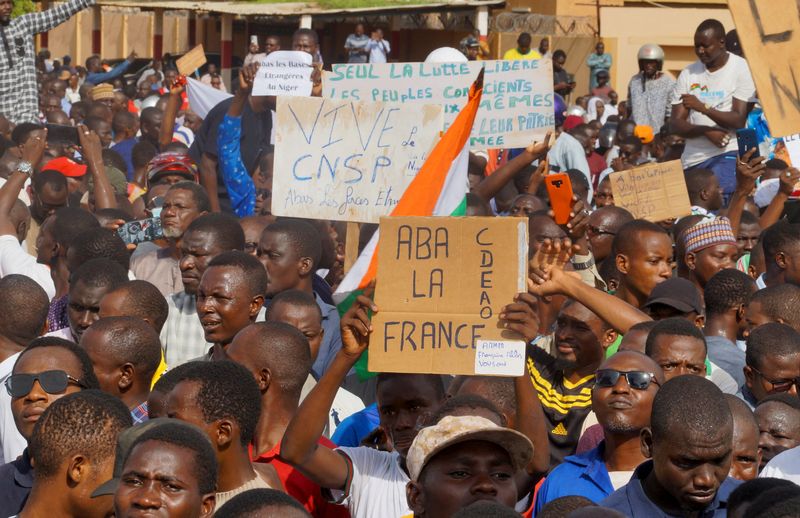 © Reuters. Demonstrators gather in support of the putschist soldiers in the capita Niamey, Niger July 30, 2023. Signs read 