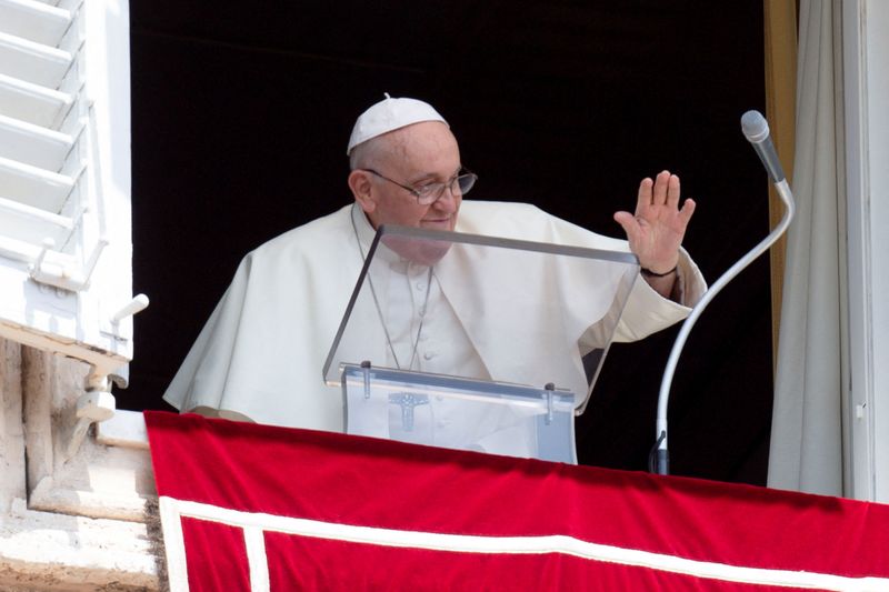 &copy; Reuters. البابا فرنسيس بابا الفاتيكان في أثناء صلاة صلاة التبشير الملائكي يوم الأحد. صورة لرويترز من الفاتيكان.