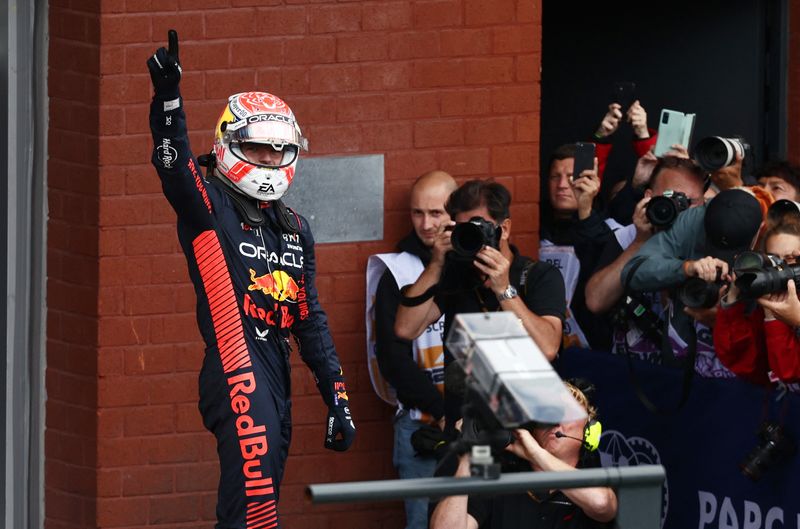 © Reuters. ماكس فرستابن يحتفل بفوزه في سباق جائزة بلجيكا الكبرى في بلجيكا يوم الأحد. تصوير: ستيفاني لوكوك - رويترز.
