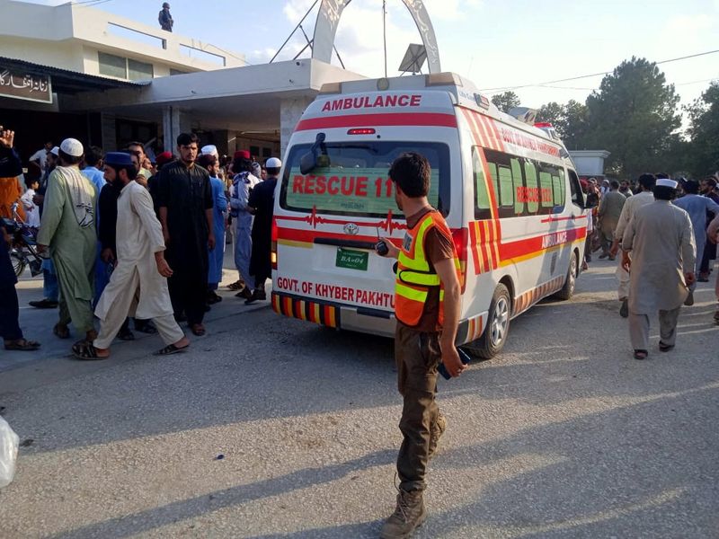 &copy; Reuters. سيارة إسعاف تنقل المصابين جراء انفجار وقع بإقليم خيبر بختون خوا في باكستان يوم الأحد. صورة لرويترز. يحظر إعادة بيع الصورة أو وضعها في الأرشي