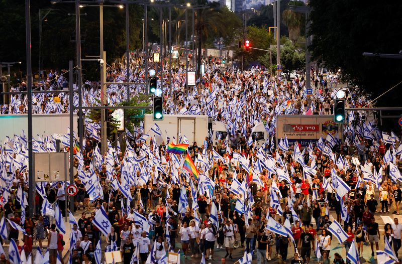 &copy; Reuters. متظاهرون يشاركون خلال احتجاج ضد رئيس الوزراء الإسرائيلي بنيامين نتنياهو والإصلاح القضائي لحكومته الائتلافية الوطنية في تل أبيب يوم السبت. 