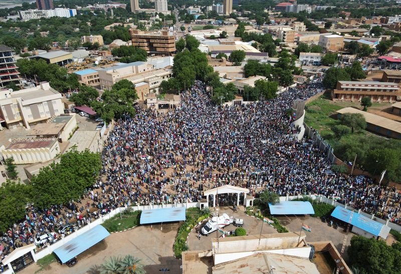 &copy; Reuters. متظاهرون يجتمعون لدعم الانقلاب في نيامي عاصمة النيجر يوم الأحد. صورة لرويترز. 
