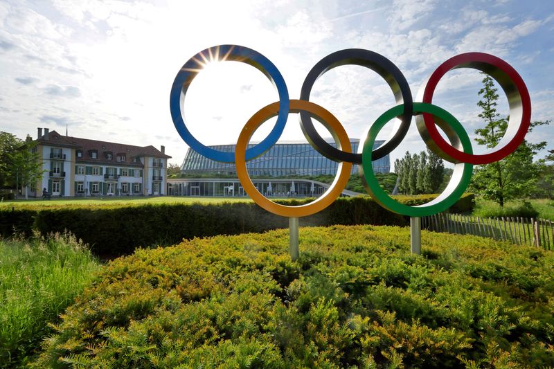 &copy; Reuters. الحلقات الأوليمبية الخمس أمام مقر اللجنة الأولمبية الدولية في لوزان بسويسرا بصورة من أرشيف رويترز .   
