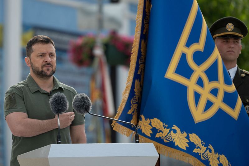 © Reuters. الرئيس الأوكراني فولوديمير زيلينسكي يحضر احتفالاً في العاصمة كييف بمناسبة يوم الدولة يوم 28 يوليو تموز 2023 . صورة لرويترز من المكتب الصحفي التابع للرئاسة الأوكرانية . 