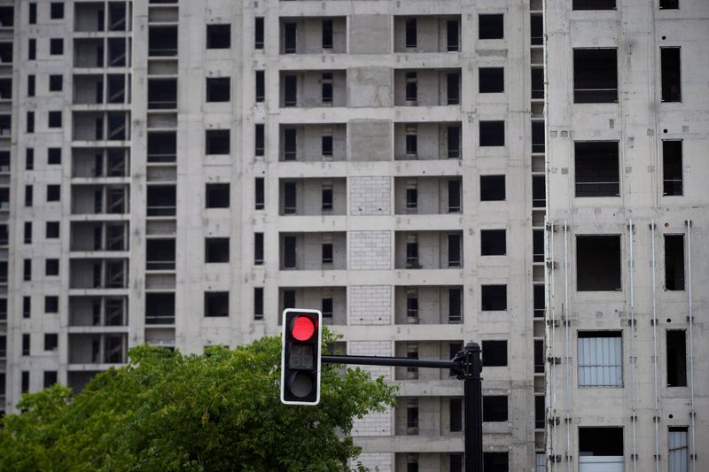 &copy; Reuters. FILE PHOTO: A traffic light is seen near a construction site of residential buildings in Shanghai, China July 20, 2022. REUTERS/Aly Song