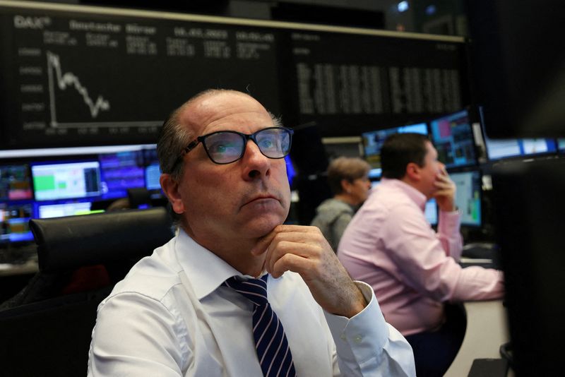 &copy; Reuters. Un courtier en bourse regarde ses écrans, à la bourse de Francfort, en Allemagne. Photo prise le 16 mars 2023/REUTERS/Kai Pfaffenbach