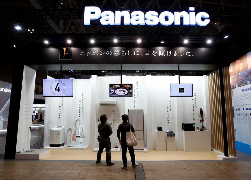 &copy; Reuters. FILE PHOTO-Visitors look at Panasonic Corp's luxury brand home appliances called J concept at CEATEC (Combined Exhibition of Advanced Technologies) JAPAN 2015 in Makuhari, Japan, October 6, 2015. REUTERS/Yuya Shino/File Photo