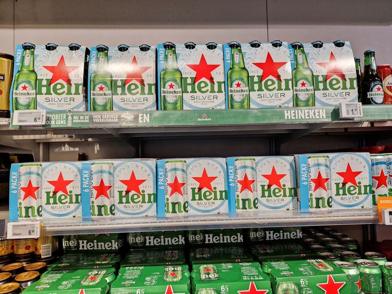 &copy; Reuters. Des bouteilles de Heineken Silver sont vues dans un supermarché d'Amsterdam, aux Pays-Bas./ Photo prise le 20 avril 2023/REUTERS/Philip Blenkinsop