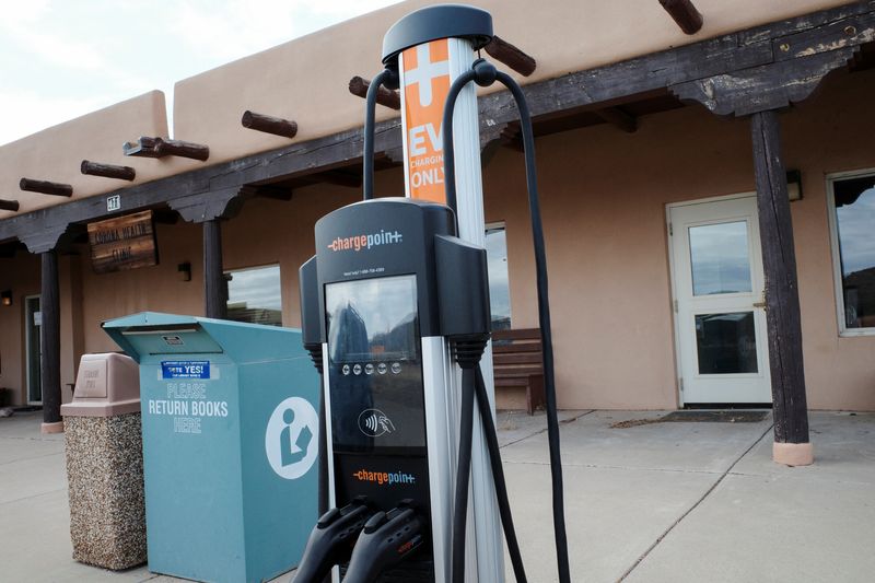 &copy; Reuters. FILE PHOTO: A Chargepoint level 2 electric vehicle (EV) charging station is seen outside the Corona Public Library in Corona, New Mexico, U.S., March 15, 2023. REUTERS/Bing Guan/FILE PHOTO