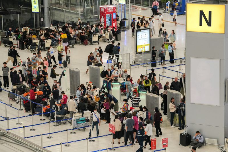 &copy; Reuters. FILE PHOTO-Tourists wait to check in for flights, ahead of brace of an influx of Chinese tourists as COVID restirction are dismantled, at Bangkok’s Suvarnabhumi airport, Thailand, January 4, 2023. REUTERS/Athit Perawongmetha/File Photo