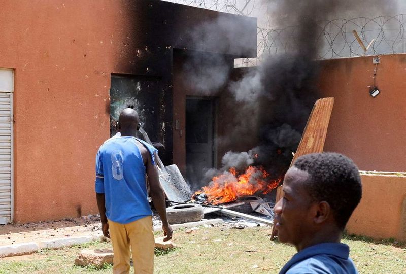 &copy; Reuters. متظاهرةن غاضبون يضرمون النار في مقر السفارة الفرنسية بالنيجر يوم 30 يوليو تموز 2023. صورة حصلت عليها رويترز من مصادر محلية ويحظر بيعها أو الاحت
