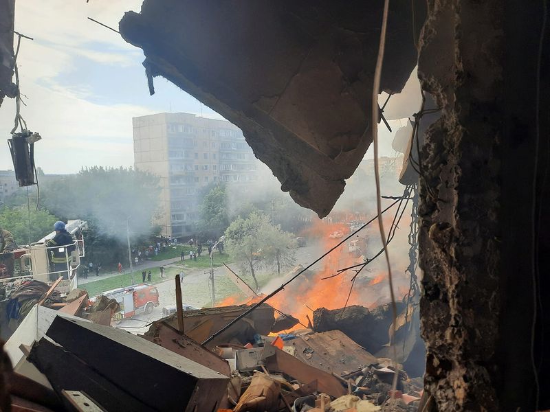 &copy; Reuters. آثار قصف بمدينة كريفي ريه في جنوب أوكرانيا يوم الاثنين. صورة من المركز الإعلامي لمرفق الإسعاف الحكومي حصلت عليها رويترز من طرف ثالث