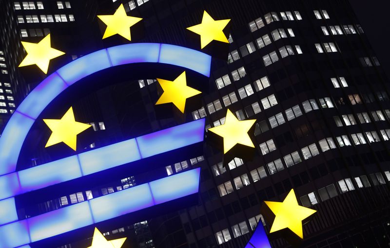 &copy; Reuters. Un signe de l'euro illuminé est vu devant le siège de la Banque centrale européenne (BCE) en fin de soirée à Francfort. /Photo d'archives/REUTERS/Kai Pfaffenbach