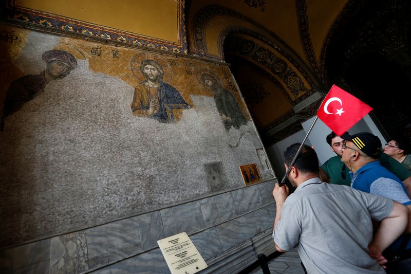 &copy; Reuters. سائحون يزورون جامع آيا صوفيا في إسطنبول في صورة من أرشيف رويترز
