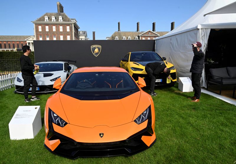 &copy; Reuters. Il personale pulisce le auto Lamborghini esposte al Salon Prive, un evento automobilistico di tre giorni che mette in mostra veicoli di lusso e sportivi sia nuovi che classici, presso il Royal Chelsea Hospital di Londra, Gran Bretagna, 20 aprile 2023. REU