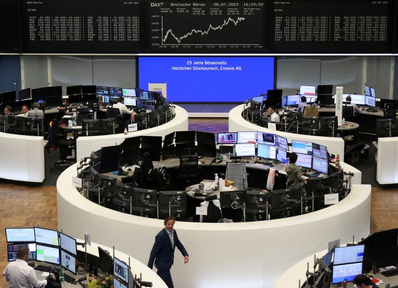 &copy; Reuters. Le graphique de l'indice allemand DAX est photographié à la bourse de Francfort, en Allemagne. /Photo prise le 28 juillet 2023/REUTERS/
