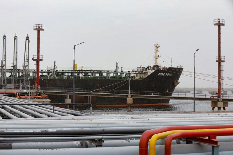 &copy; Reuters. FILE PHOTO: Crew members check the deck of the Russian oil cargo Pure Point, carrying crude oil, anchored at a port in Karachi, Pakistan June 13, 2023. REUTERS/Akhtar Soomro/File Photo