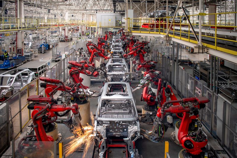 &copy; Reuters. FILE PHOTO: Robotic arms assemble cars in the production line for Leapmotor's electric vehicles at a factory in Jinhua, Zhejiang province, China, April 26, 2023. China Daily via REUTERS/File Photo