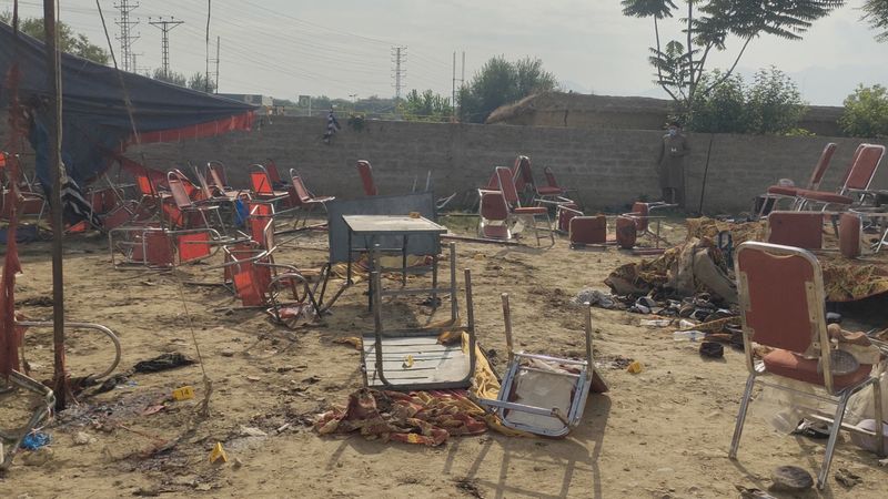 &copy; Reuters. Vue générale d'une propriété endommagée, suite à l'explosion d'un kamikaze à Bajaur, au Pakistan. Capture d'écran tirée d'une vidéo diffusée sur les médias sociaux. /Photo prise le 31 juillet 2023/REUTERS/Bilal Yasir