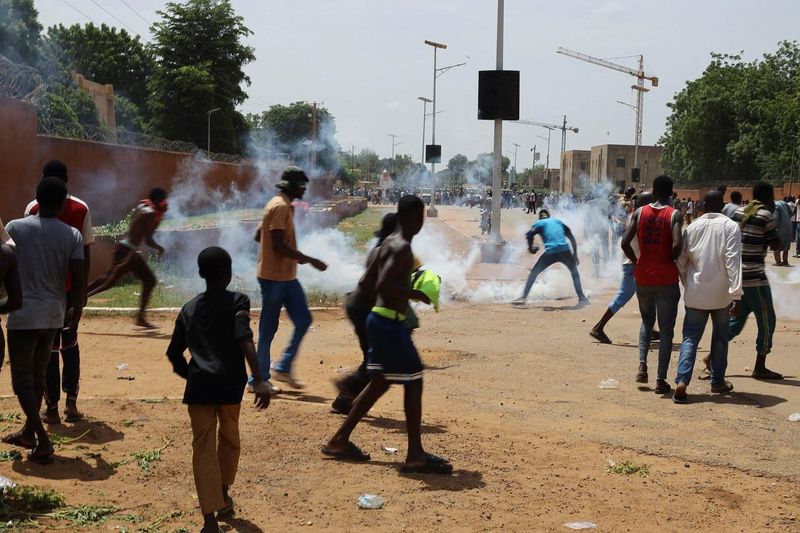 &copy; Reuters. Le forze di sicurezza nigeriane lanciano gas lacrimogeni per disperdere i manifestanti pro-giunta radunati davanti all'ambasciata francese a Niamey, capitale del Niger, 30 luglio 2023. REUTERS/Souleymane Ag Anara