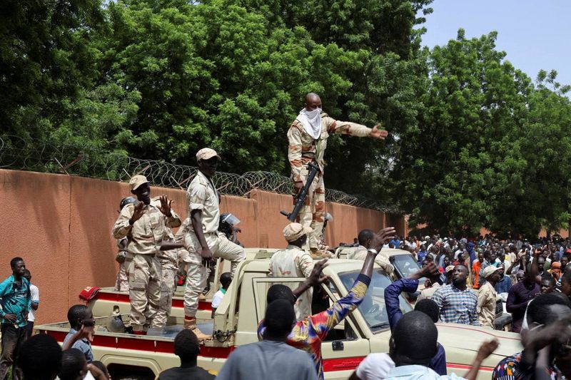 &copy; Reuters. قوات أمن تفرق متظاهرين في النيجر يوم 30 يوليو تموز 2023. تصوير: سليمان آج أنارا - رويترز (صورة يحظر الاحتفاظ بها في الأرشيف أو إعادة إرسالها)