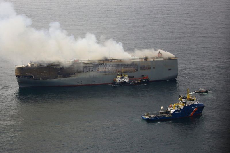 © Reuters. دخان يتصاعد من السفينة الشحن المحترقة بالقرب من ساحل هولندا يوم 28 يوليو تموز 2023. صورة لرويترز من خفر السواحل الهولندي.