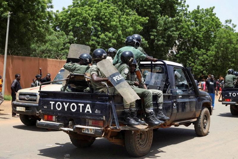 © Reuters. Nigerien security forces prepare to disperse pro-junta demonstrators gathered outside the French embassy, in Niamey, the capital city of Niger July 30, 2023. REUTERS/Souleymane Ag Anara