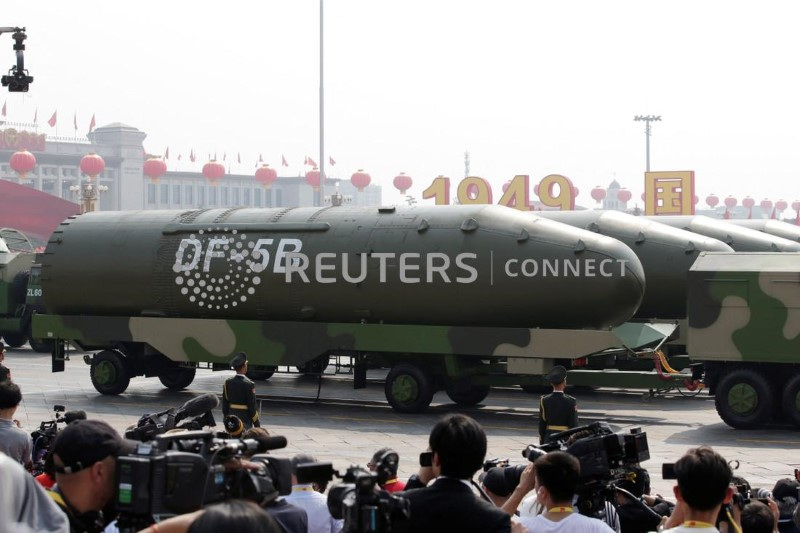 &copy; Reuters. مركبات عسكرية تحمل صواريخ باليستية عابرة للقارات في استعراض عسكري ببكين في صورة من أرشيف رويترز 