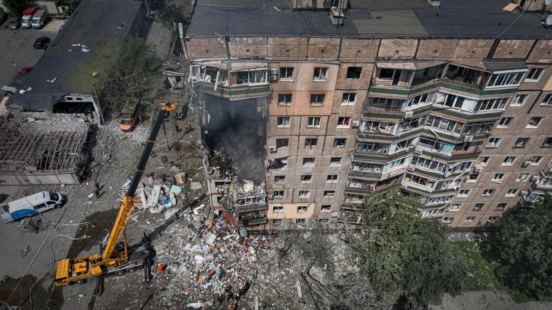 © Reuters. منظر لمبنى متضرر جراء القصف الروسي على مدينة كريفي ريه بأوكرانيا يوم الأثنين. صورة لرويترز من خدمة الطوارئ الحكومية في أوكرانيا.
