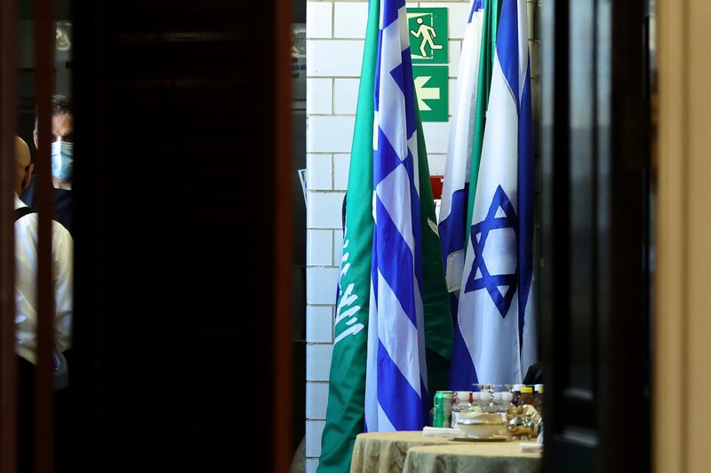 &copy; Reuters. Bandeiras de Arábia Saudita e Israel em Washington
 14/10/2021   REUTERS/Jonathan Ernst